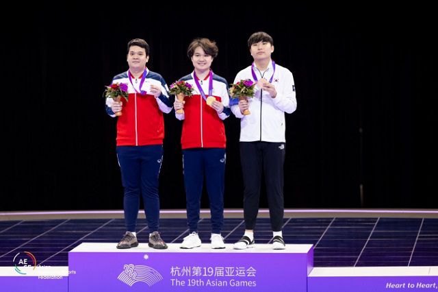 지난 27일 항저우 e스포츠센터에서 열린 'FC 온라인' 메달 수여식에서 곽준혁(오른쪽)이 세리머니를 하고 있다. /아시아e스포츠연맹