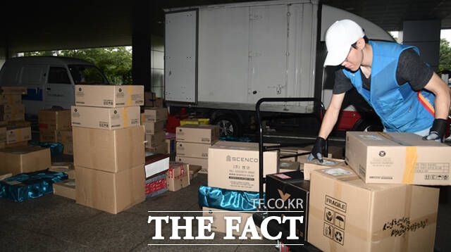 한 택배배송 직원이 추석 연휴를 이틀 앞둔 26일 국회 의원회관 입구에 국회의원들 앞으로 도착한 추석 선물 택배를 나르는 모습. /이새롬 기자