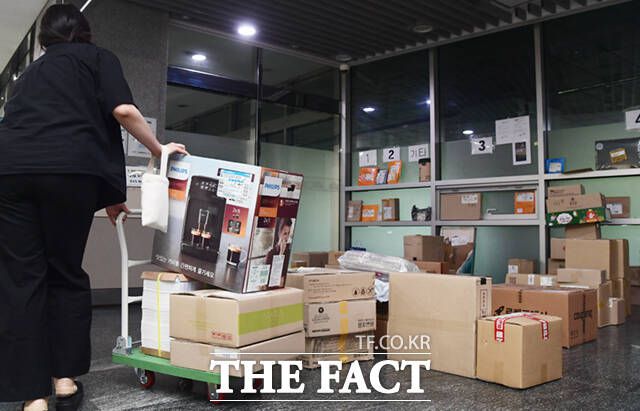 추석 연휴를 이틀 앞둔 26일 오후 서울 여의도 국회 의원회관 로비에 국회의원들 앞으로 도착한 추석 선물 택배를 옮기는 직원. /이새롬 기자