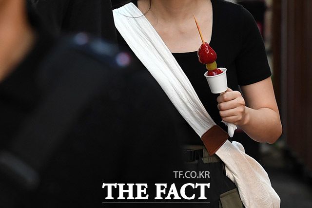 달콤한 맛과 예쁜 모양으로 인기를 끌고 있는 탕후루.