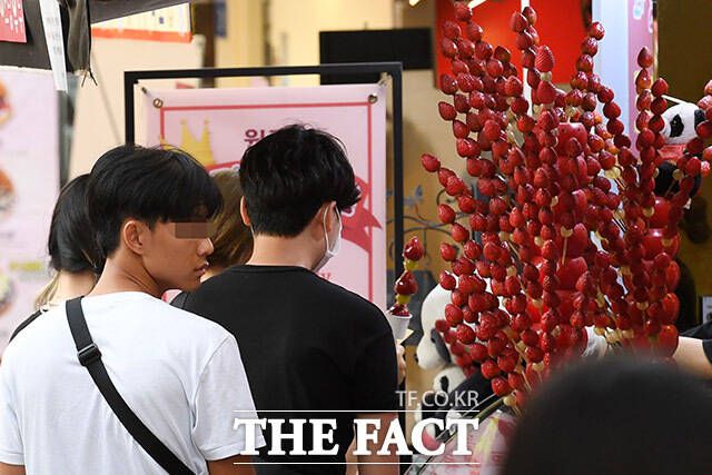 과일을 꽂은 꼬치에 설탕 시럽을 입힌 간식 '탕후루'