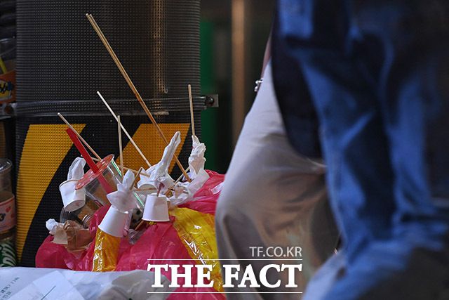 홍대 거리에서 어렵지 않게 찾아볼 수 있는 탕후루 꼬치와 쓰레기.