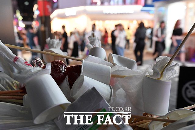 지난 27일 오후 서울 마포구 홍대 일대에 탕후루 꼬치와 쓰레기들이 버려져 있다. /남용희 기자