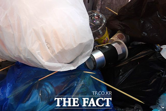 봉투 뚫고 삐져나온 나무 꼬치들.