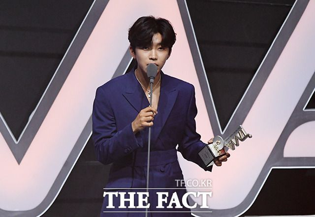 막강한 티켓파워를 가진 가수 임영웅이 '2023 더팩트 뮤직 어워즈'에 출연한다. 사진은 지난해 10월 8일 서울 송파구 방이동 KSPO DOME(올림픽 체조경기장)에서 열린 '2022 더팩트 뮤직 어워즈'에서 임영웅이 '팬앤스타 최다 득표상' 트로트 부문을 수상한 뒤 소감을 밝히고 있는 모습. /더팩트DB