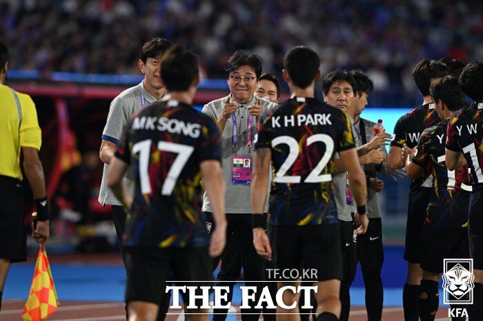 예상을 뒤엎는 변칙 선수 기용으로 중국전 2-0 승리를 끌어낸 황선홍 감독이 경기 중 선수 움직임을 설명하고 있다./항저우=KFA