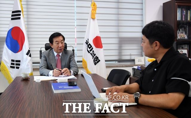 지난달 20일 김성태 국민의힘 강서을 당협위원장이 서울 강서구 방화동 사무실에서 <더팩트>와 인터뷰 하는 모습. /임영무 기자