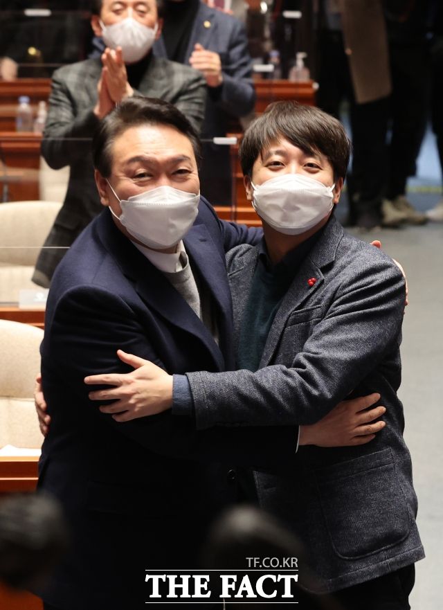 이 전 대표는 한 시간가량 진행된 <더팩트>와 인터뷰에서 윤 대통령의 국정 운영 기조를 바꿔야 한다는 입장을 여러 차례 강조했다.사진은 이 전 대표가 2022년 1월 6일 서울 여의도 국회에서 열린 의원총회에서 당시 윤석열 국민의힘 대선 후보와 단독 회동을 마친 뒤 끌어안고 있는 사진./더팩트DB