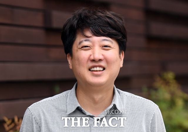 이 전 대표는 현재 여야 구도 속에서 "원로, 문재인 대통령이 있는 야당이 유리하다"고 분석했다. 이 전 대표가 <더팩트>와 인터뷰 후 환하게 웃고 있다. /이새롬 기자