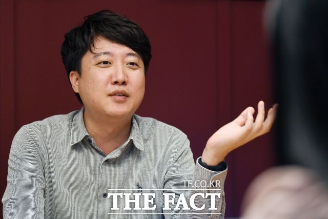 여의도에서는 이 전 대표가 내년 총선을 대비해 신당을 창당할 것이란 전망이 나온다. 당사자인 이 전 대표는 <더팩트>와 인터뷰에서 신당 창당과 관련해 "고민한 적 없다"고 일축하고 있다. /이새롬 기자