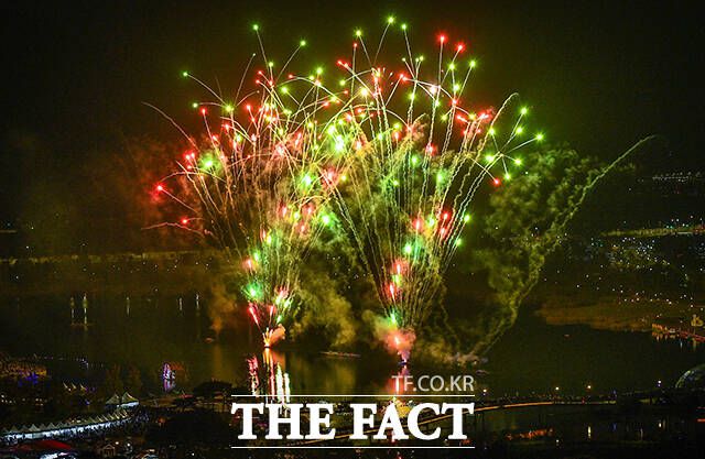 '2023 세종축제'가 개막한 6일 오후 세종시 세종호수공원 일대에서 메인공연 '호수의 우주'가 열리고 있다. /세종=이동률 기자