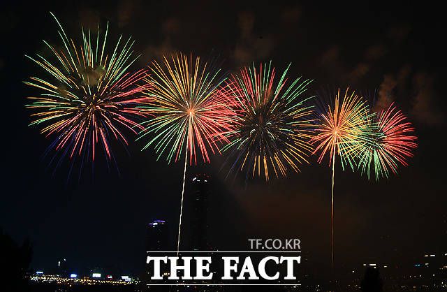 한화가 오는 7일 여의도 한강공원에서 '서울세계불꽃축제'를 개최한다. 사진은 한화가 지난 2017년서울세계불꽃축제에서 선보인 불꽃. /더팩트 DB