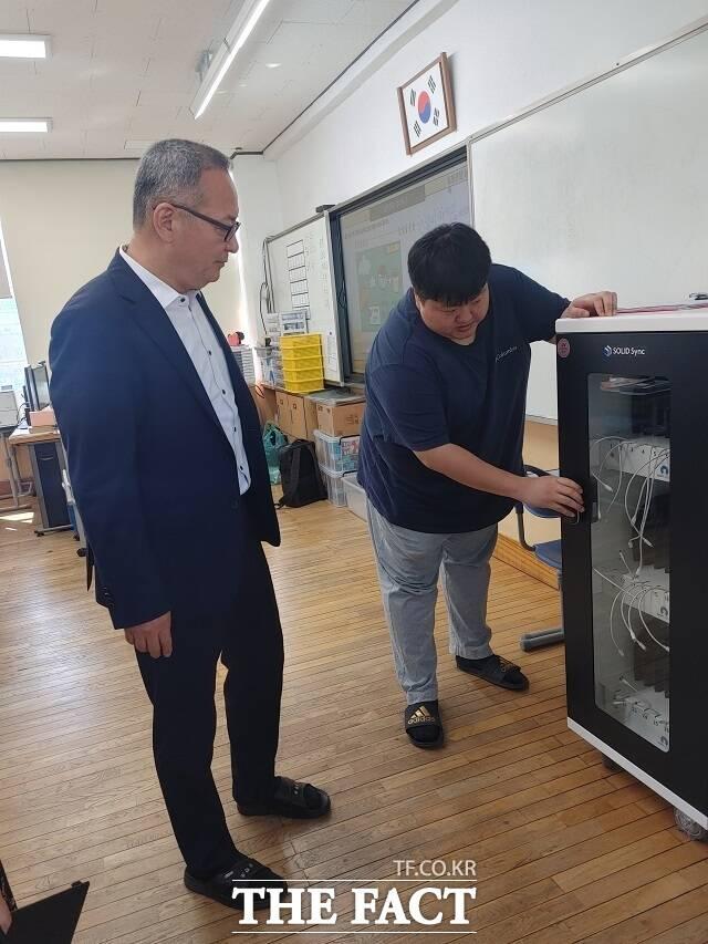국민의힘 정규헌 경남도의원이 10일 무학초등학교를 방문해 '아이북' 보관함 설치 현황을 점검하고 있다./경남도의회