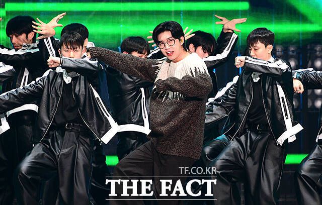 아티스트와 팬이 함께 만들고 즐기는 K-POP 축제 '2023 더팩트 뮤직 어워즈'가 10일 오후 인천 남동구 수산동 인천남동체육관에서 화려한 막을 올린 가운데 가수 임영웅이 화려한 무대를 펼치고 있다. /인천남동체육관=이동률 기자