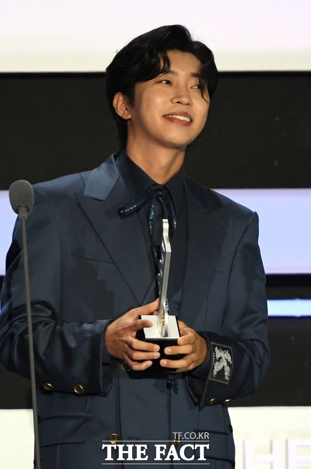 임영웅은 '더팩트 뮤직 어워즈'(TMA)에서는 첫 입성부터 매해 트로피를 추가하는 저력을 발휘했다. 임영웅이 '2023 TMA'에서 팬앤스타 최고 애즈닷상(최애상)을 수상한 뒤 소감을 밝히고 있다. /인천남동체육관=임영무 기자