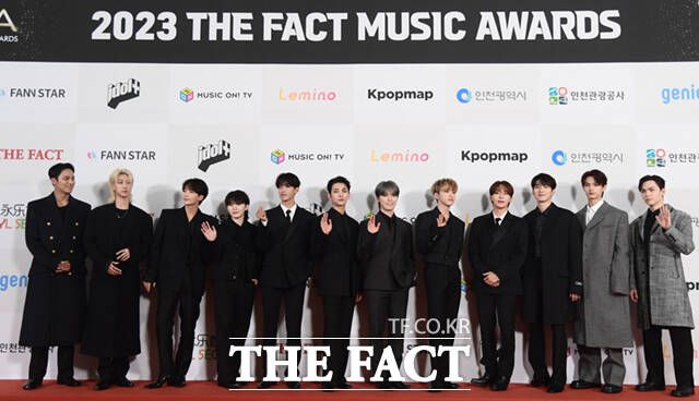 '2023 더팩트 뮤직 어워즈'가 10일 오후 인천 남동구 수산동 인천남동체육관에서 화려한 막을 올린 가운데 세븐틴이 레드카펫을 밟고 있다. /이새롬 기자