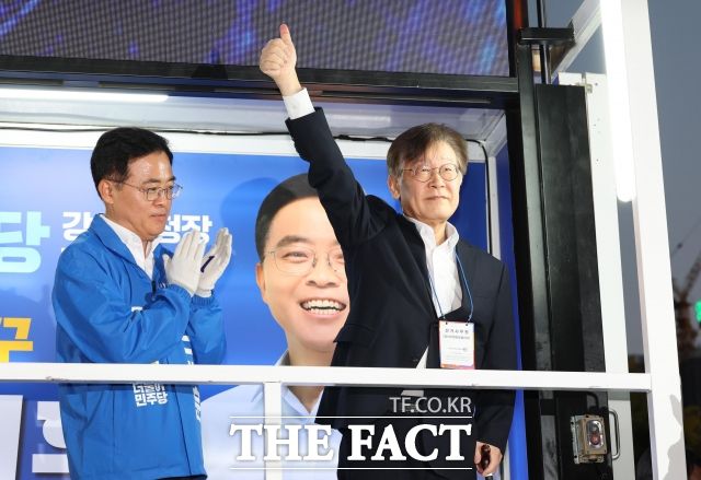 이재명 민주당 대표가 지난 9일 서울 강서구 발산역 인근 공원에서 열린 진교훈 강서구청장 후보자 유세 현장을 방문해 지원유세를 하고 있는 모습. 이 대표는 진 후보 당선이 확실해지자 "국정 실패에 대한 엄중한 심판"이라는 소감을 남겼다. /이새롬 기자