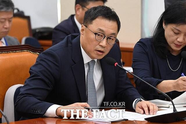 마크 리 애플코리아 대표가 지난 11일 서울 여의도 국회에서 열린 정무위원회 금융위 국정감사에서 '아이폰15'와 관련한 질의에 답하고 있다. /남용희 기자