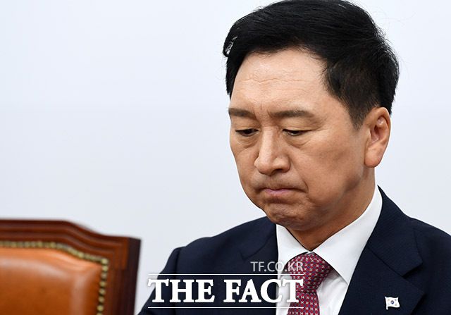 서울 강서구청장 보궐선거 참패의 충격에 빠진 국민의힘이 대책 마련에 분주하다. 김기현(사진) 대표는 13일 최고위원들의 솔직한 의견을 듣기 위해 비공개 개별면담을 진행했다. /남용희 기자