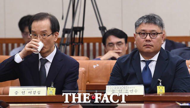 이강섭 샤니 대표이사(왼쪽)가 지난 12일 오후 서울 여의도 국회에서 열린 환경노동위원회의 고용노동부에 대한 국정감사에 증인으로 출석해 물을 마시고 있다. 오른쪽은 조민수 코스트코코리아 대표. /이새롬 기자