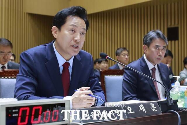 오세훈 서울시장이 16일 서울 중구 서울시청에서 열린 국회 행정안전위원회의 서울시에 대한 국정감사에서 질의에 답변하고 있다. /뉴시스