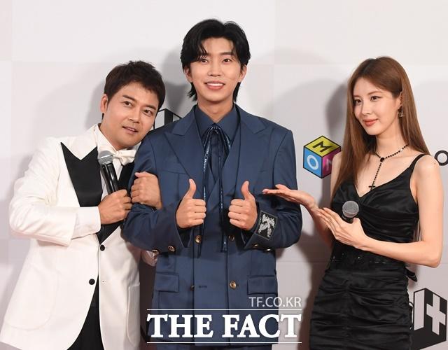 올해로 6회 째 TMA를 진행한 스타 MC 전현무(맨 왼쪽)는 2023 더팩트 뮤직어워즈 본상 직전 레드카펫 무대를 밟으며 만난 임영웅(가운데)을 '연예인 중의 연예인'이라고 치켜 세웠다. 왼쪽부터 전현무 임영웅 서현. /이새롬 기자