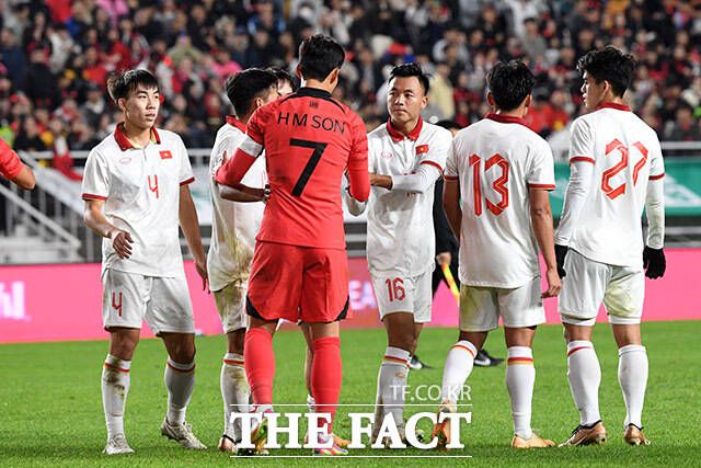 손흥민과 인사 나누는 베트남 선수단.
