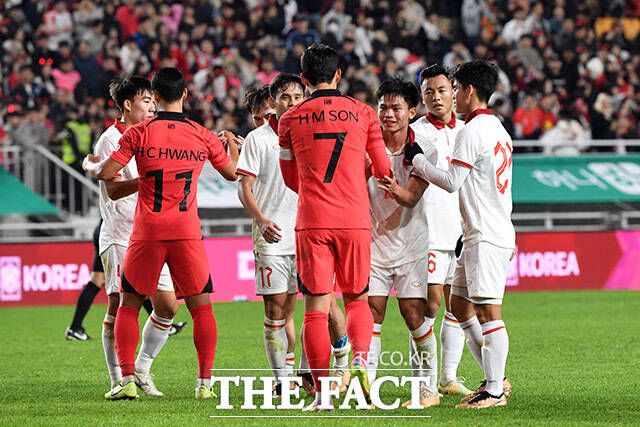 손흥민에게 다가온 베트남 선수들.