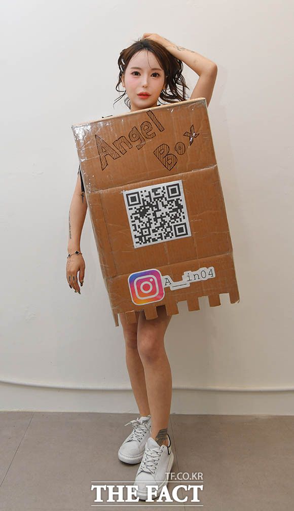 직접 만든 '엔젤박스'를 걸치고 포토타임 갖는 AV 배우 겸 모델 아인. /이덕인 기자