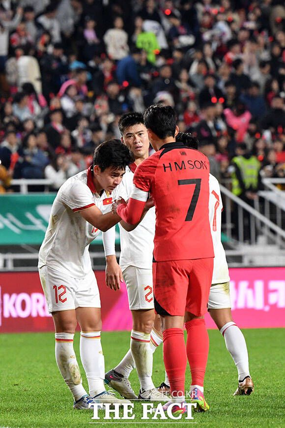 '선수들의 슈퍼스타' 손흥민.