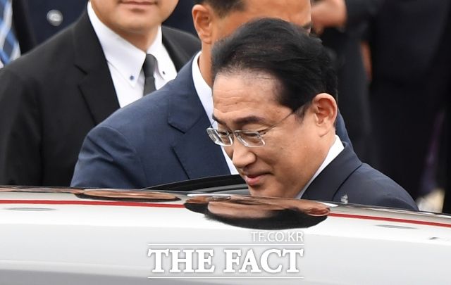 지난 5월 한일정상회담을 위해 경기도 성남 서울공항에 도착해 차량에 탑승하던 기시다 총리. /임영무 기자