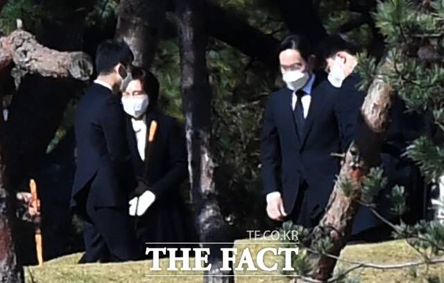 삼성은 오는 25일 이건희 선대회장 3주기 추모식을 열 것으로 보인다. 사진은 2주기 추모식에 참석한 이재용 삼성전자 회장(오른쪽)과 홍라희 전 리움미술관장. /임영무 기자