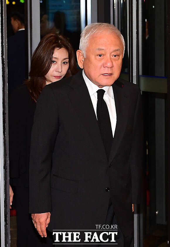 국민의힘이 마땅한 혁신위원장을 찾지 못하는 가운데 김한길 국민통합위원장의 역할론이 떠오른다. 김한길 국민통합위원장과 부인 최명길 씨. /임영무 기자