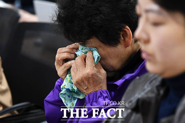 이태원 참사 1주기를 엿새 앞둔 23일 오전 서울 종로구 변호사회관에서 열린 '10.29 이태원 참사 진상규명과제 보고회'에 참석한 유가족이 눈물을 보이고 있다. /서예원 인턴기자