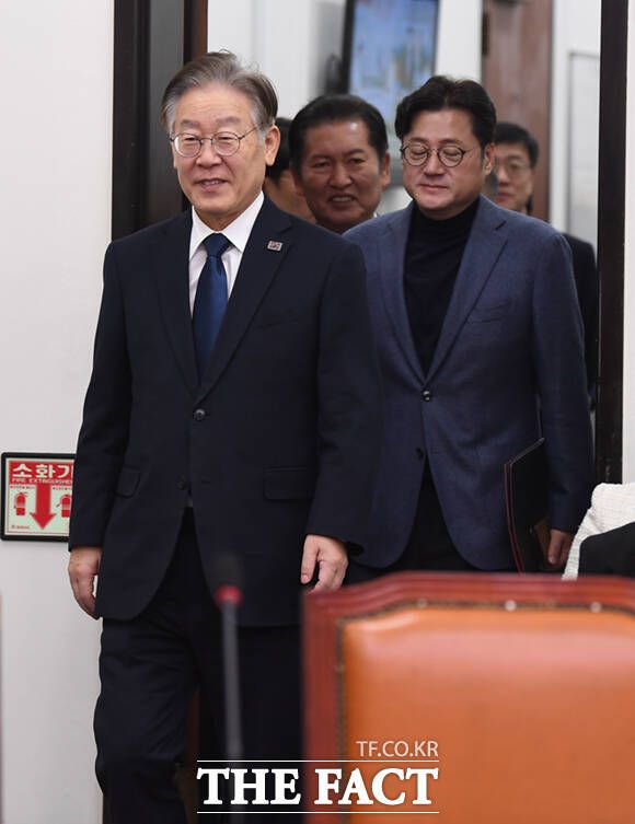 이재명 민주당 대표가 23일 오전 서울 여의도 국회에서 열린 최고위원회의에 밝은 표정으로 참석하고 있다. /이새롬 기자