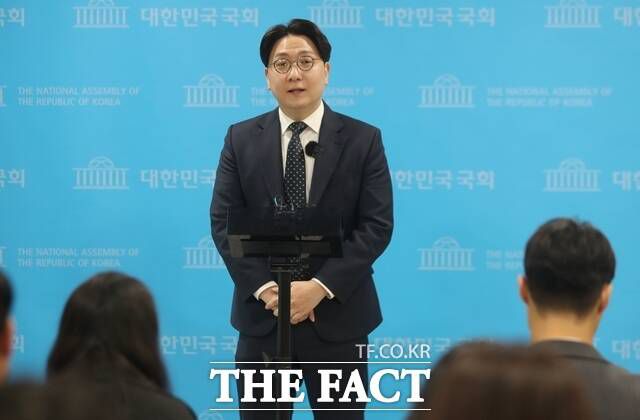 신 대표는 "탄핵 이후 멸절에 가까운 위기를 당하고도 빠르게 과거로 돌아가는 과정은 놀라울 따름"이라고 지적했다. /뉴시스