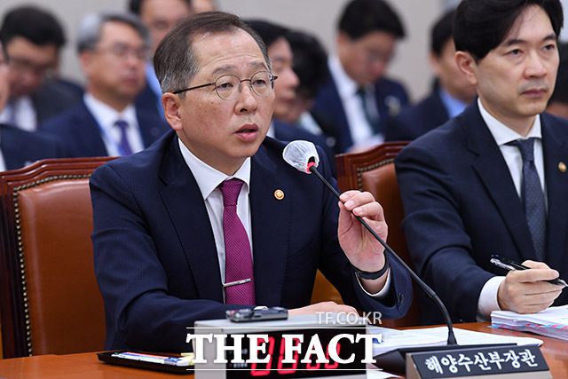 의원 질의에 답하는 조승환 해양수산부 장관.