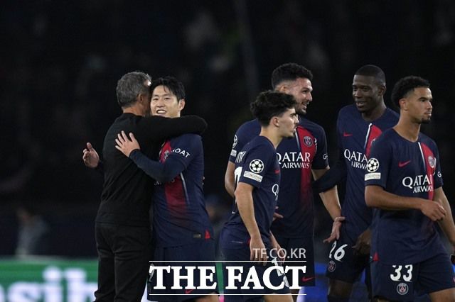 3-0 완승을 거둔 후 PSG의 루이스 엔리케 감독(왼쪽)이 UCL 데뷔골을 터뜨린 이강인을 뜨겁게 안아주고 있다./파리=AP.뉴시스