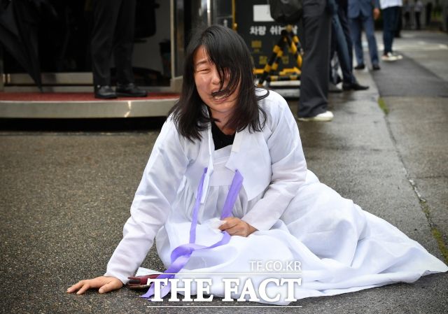 참사 유가족들은 '1년 전 그 날'의 진상과 책임을 밝히기 위해 국회가 힘써야 한다고 호소하고 있다. 사진은 10.29 이태원참사 유가족들이 26일 오후 서울 마포구 서울서부지방법원에서 박희영 용산구청장이 법원을 나서자 바닥에 주저앉아 오열하고 있는 모습. /박헌우 기자