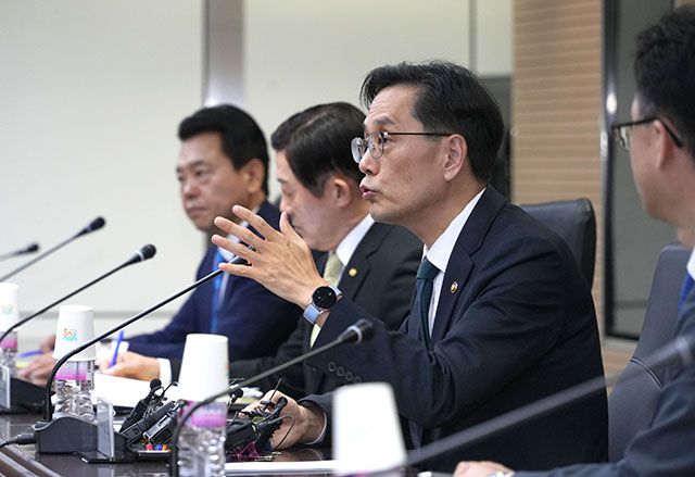 한 차관은 26일 양재동 aT센터에서 소비자·외식 7개 단체장과 물가안정 간담회를 가졌다./농림축산식품부