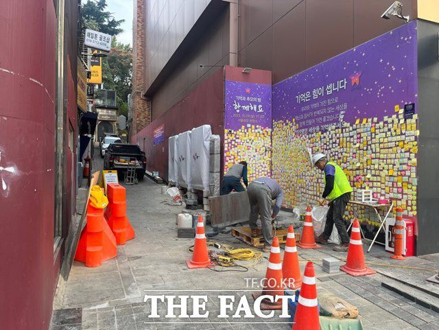이태원 참사 1년을 앞둔 지난 24일 서울 용산구 해밀톤호텔 옆 참사 현장에 '10.29 기억과 안전의 길' 조성 공사가 진행되고 있다. /최의종 기자