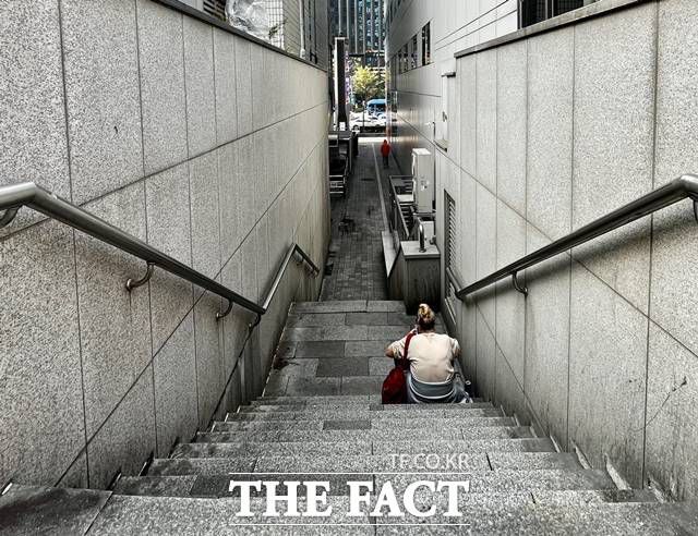 강남 '영풍문고 옆 샛길'. 경찰이 선정한 고밀집 위험 골목길 중 유일하게 계단형 골목길으로, 경찰은 이 골목길을 B등급으로 지정했다. /조소현 기자