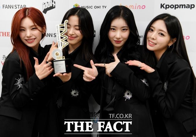 있지는 10일 인천남동체육관에서 열린 '2023 더팩트 뮤직 어워즈'에 출연해 '올해의 아티스트'를 수상했다. 사진은 <더팩트>와 인터뷰에 앞서 '올해의 아티스트' 트로피를 들어 보이며 포즈를 취하는 있지의 모습. /배정한 기자