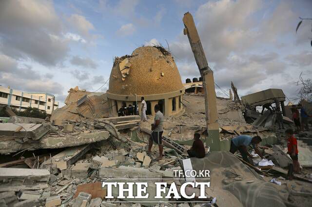 팔레스타인 주민들이 지난 8일(현지 시각) 가자지구 칸 유니스에서 이스라엘의 공격으로 파괴된 사원 잔해를 살피고 있다. /칸 유니스=AP.뉴시스