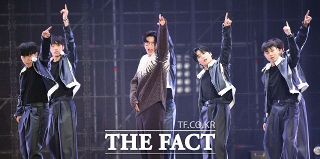 임영웅의 콘서트는 티켓 예매 당시부터 치열한 구매경쟁으로 뜨거웠다. 사진은 지난 10일 펼쳐진 '2023 더팩트 뮤직 어워즈'에서 임영웅이 화려한 무대를 펼치고 있다. /이동률 기자