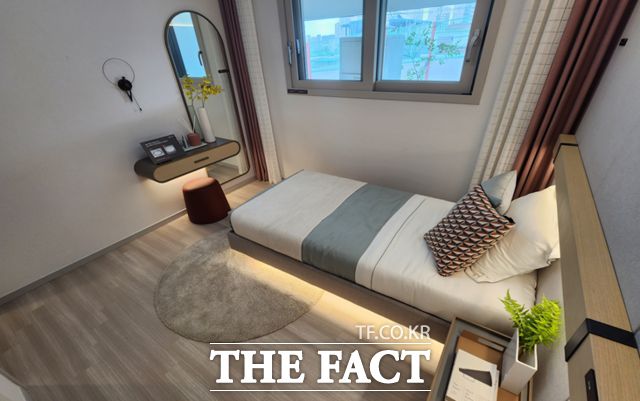 27일 '이문아이파크자이' 아파트 견본주택을 방문한 예비 수요자들은 방의 크기가 작아 충분한 가구를 두기 어려울 것 같다고 입을 모았다. 전용 59㎡ 유닛의 작은 방 모습. /최지혜 기자