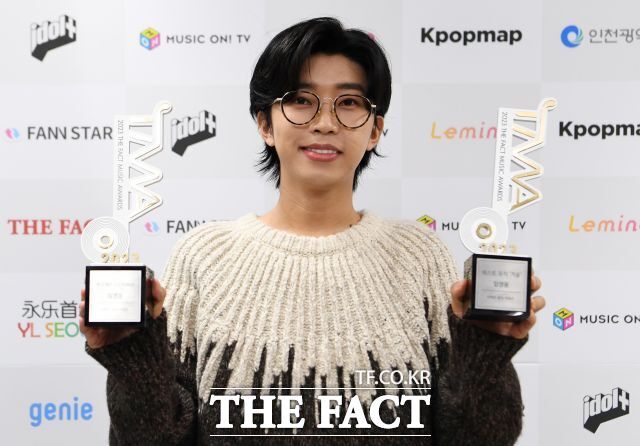 가수 임영웅이 27일 서울 콘서트를 시작으로 전국 투어에 시동을 건다. 사진은 임영웅이 10월 10일 오후 인천남동체육관에서 열린 '2023 더팩트 뮤직 어워즈'에 참석해 포즈를 취하고 있다. /배정한 기자