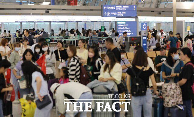 인천국제공항 제1여객터미널 출국장이 인파로 북적이는 장면. / 뉴시스
