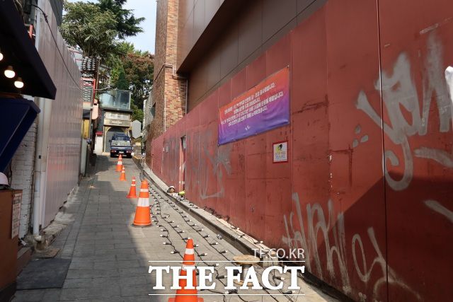 1년 전 이태원 참사가 벌어진 골목길의 모습. 현재 이곳엔 '10.29 기억과 안전의 길'이 조성됐다. /이상빈 기자
