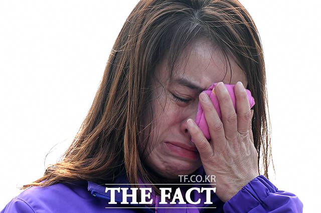 박희영 용산구청장의 사퇴를 촉구하는 기자회견에서 눈물을 흘리는 이태원 참사 유가족.